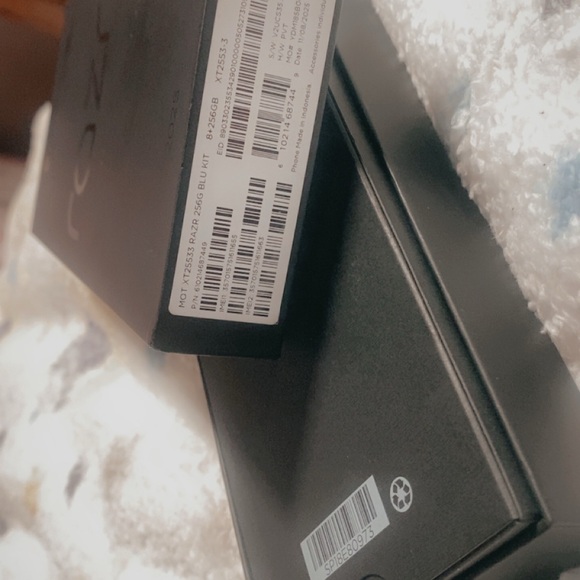 Motorola Black Smartphone with Black Box - Picture 3 of 4